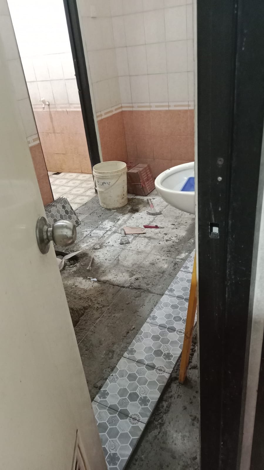 Pemeliharaan Ringan Kamar Mandi Kelurahan Pademangan Timur Dilakukan akibat Keramik pecah dan genangan air