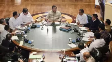 Foto: Presiden Prabowo Subianto menggelar rapat terbatas (ratas) bersama sejumlah menteri di Hambalang, Kabupaten Bogor, Jawa Barat (Antara)