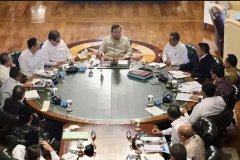 Foto: Presiden Prabowo Subianto menggelar rapat terbatas (ratas) bersama sejumlah menteri di Hambalang, Kabupaten Bogor, Jawa Barat (Antara) 