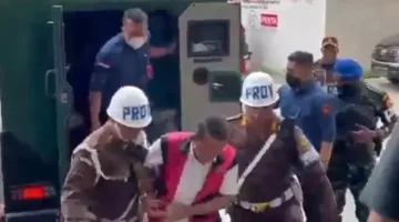 Foto: Mantan Jampidsus Febrie Adriansyah dibawa ke kantor Kejaksaan Agung (Kejagung), Jakarta, (Beritasatu). 