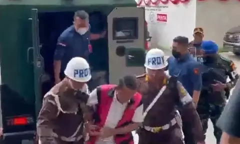 Foto: Mantan Jampidsus Febrie Adriansyah dibawa ke kantor Kejaksaan Agung (Kejagung), Jakarta, (Beritasatu). 