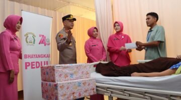 Kapolres Pelabuhan Tanjung Priok Sambangi Korban Kebakaran Muara Angke di RS Duta Indah, Wujud Kepedulian Polri dan Bhayangkari