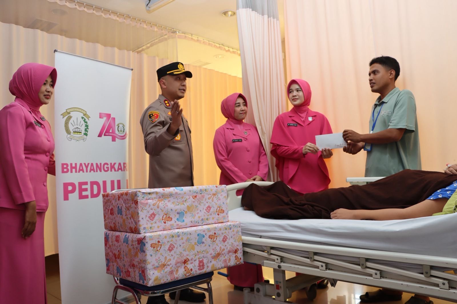 Kapolres Pelabuhan Tanjung Priok Sambangi Korban Kebakaran Muara Angke di RS Duta Indah, Wujud Kepedulian Polri dan Bhayangkari