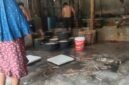 Foto: Pekerja yang sedang mengolah tahu tanpa menggunakan pakaian dan terlihat beberapa nampan tahu yang tergeletak di lantai yang basah dan kotor. (Ag/Suararealitas). 