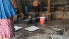 Foto: Pekerja yang sedang mengolah tahu tanpa menggunakan pakaian dan terlihat beberapa nampan tahu yang tergeletak di lantai yang basah dan kotor. (Ag/Suararealitas). 