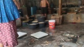 Foto: Pekerja yang sedang mengolah tahu tanpa menggunakan pakaian dan terlihat beberapa nampan tahu yang tergeletak di lantai yang basah dan kotor. (Ag/Suararealitas). 