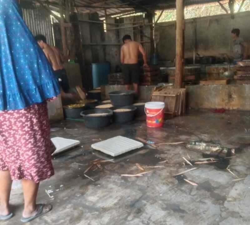 Foto: Pekerja yang sedang mengolah tahu tanpa menggunakan pakaian dan terlihat beberapa nampan tahu yang tergeletak di lantai yang basah dan kotor. (Ag/Suararealitas). 