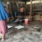 Foto: Pekerja yang sedang mengolah tahu tanpa menggunakan pakaian dan terlihat beberapa nampan tahu yang tergeletak di lantai yang basah dan kotor. (Ag/Suararealitas). 