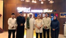 Bondan Anandhita Adhie Eksekutif Asistant Mannager Grand Soll Marina Hotel Tangerang dan manajemen hotel saat Foto bersama dengan Habib Hafid Baraqbah