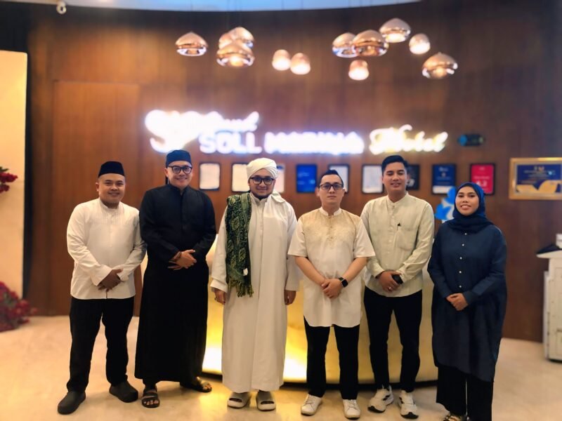 Bondan Anandhita Adhie Eksekutif Asistant Mannager Grand Soll Marina Hotel Tangerang dan manajemen hotel saat Foto bersama dengan Habib Hafid Baraqbah