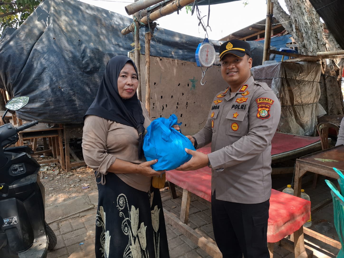 Jumat Peduli, Polsek Kawasan Kalibaru Salurkan Sembako kepada Warga Kurang Mampu