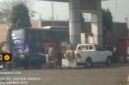 Foto: Kendaraan roda empat jenis Toyota Hilux berwarna putih dan motor roda tiga yang diduga sedang mengangsu solar subsidi menggunakan puluhan jerigen di SPBU Limbangan Indramayu, Jawa Barat, (Dani - Suararealitas.co). 
