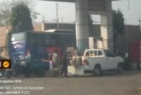 Foto: Kendaraan roda empat jenis Toyota Hilux berwarna putih dan motor roda tiga yang diduga sedang mengangsu solar subsidi menggunakan puluhan jerigen di SPBU Limbangan Indramayu, Jawa Barat, (Dani - Suararealitas.co). 