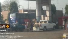 Foto: Kendaraan roda empat jenis Toyota Hilux berwarna putih dan motor roda tiga yang diduga sedang mengangsu solar subsidi menggunakan puluhan jerigen di SPBU Limbangan Indramayu, Jawa Barat, (Dani - Suararealitas.co).