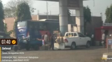 Foto: Kendaraan roda empat jenis Toyota Hilux berwarna putih dan motor roda tiga yang diduga sedang mengangsu solar subsidi menggunakan puluhan jerigen di SPBU Limbangan Indramayu, Jawa Barat, (Dani - Suararealitas.co). 