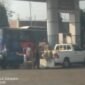 Foto: Kendaraan roda empat jenis Toyota Hilux berwarna putih dan motor roda tiga yang diduga sedang mengangsu solar subsidi menggunakan puluhan jerigen di SPBU Limbangan Indramayu, Jawa Barat, (Dani - Suararealitas.co). 