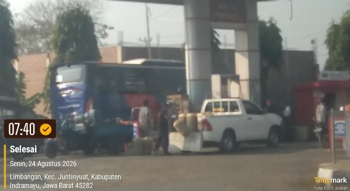 Foto: Kendaraan roda empat jenis Toyota Hilux berwarna putih dan motor roda tiga yang diduga sedang mengangsu solar subsidi menggunakan puluhan jerigen di SPBU Limbangan Indramayu, Jawa Barat, (Dani - Suararealitas.co). 