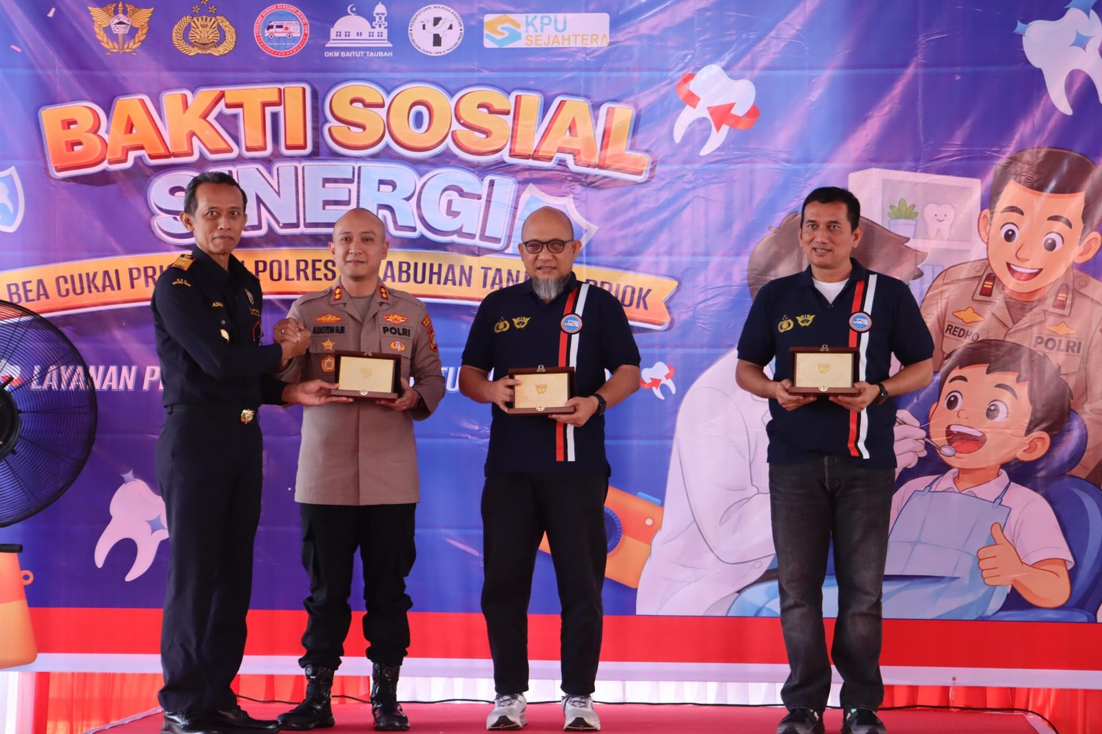 Bea Cukai dan Polres Pelabuhan Tanjung Priok Bersinergi Gelar Bakti Sosial, Ratusan Warga Terima Bantuan Sembako dan Anak-anak Dapat Pemeriksaan Gigi Gratis