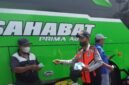POTRET - mengantisipasi dampak Abu Vulkanik, Terminal Kalideres bagikan masker kepada Penumpang dan Pengemudi. (Foto: Istimewa).