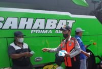 POTRET - mengantisipasi dampak Abu Vulkanik, Terminal Kalideres bagikan masker kepada Penumpang dan Pengemudi. (Foto: Istimewa).