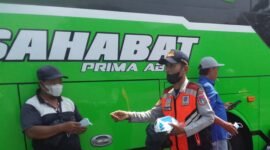 POTRET - mengantisipasi dampak Abu Vulkanik, Terminal Kalideres bagikan masker kepada Penumpang dan Pengemudi. (Foto: Istimewa).