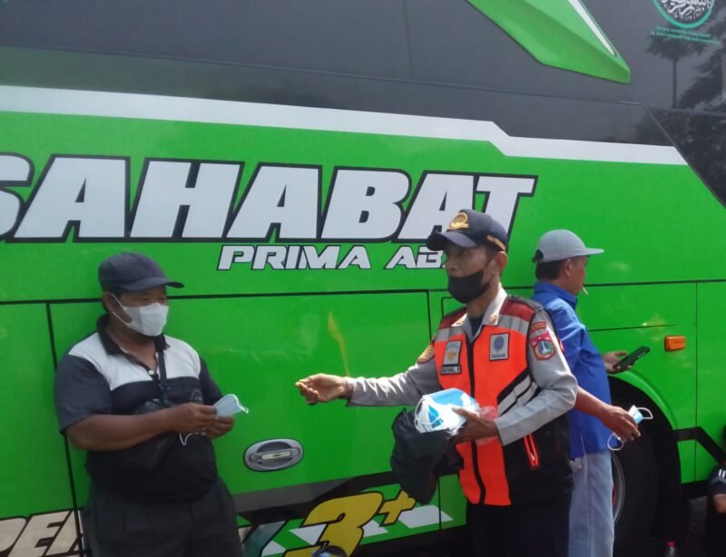 POTRET - mengantisipasi dampak Abu Vulkanik, Terminal Kalideres bagikan masker kepada Penumpang dan Pengemudi. (Foto: Istimewa).
