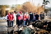 POTRET - pasca kebakaran Srengseng, Walikota Jakbar, Iin Mutmainnah memastikan kebutuhan 60 Kartu Keluarga yang terdampak bakal terpenuhi. (Foto: Istimewa).