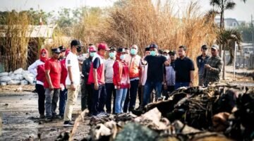 POTRET - pasca kebakaran Srengseng, Walikota Jakbar, Iin Mutmainnah memastikan kebutuhan 60 Kartu Keluarga yang terdampak bakal terpenuhi. (Foto: Istimewa).