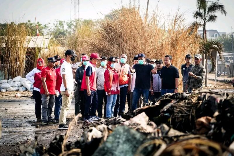 POTRET - pasca kebakaran Srengseng, Walikota Jakbar, Iin Mutmainnah memastikan kebutuhan 60 Kartu Keluarga yang terdampak bakal terpenuhi. (Foto: Istimewa).