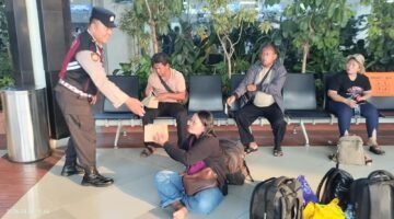 Polisi Beri Layanan Kesehatan dan Bagikan Masker kepada Pengguna Jasa Bandara Soetta