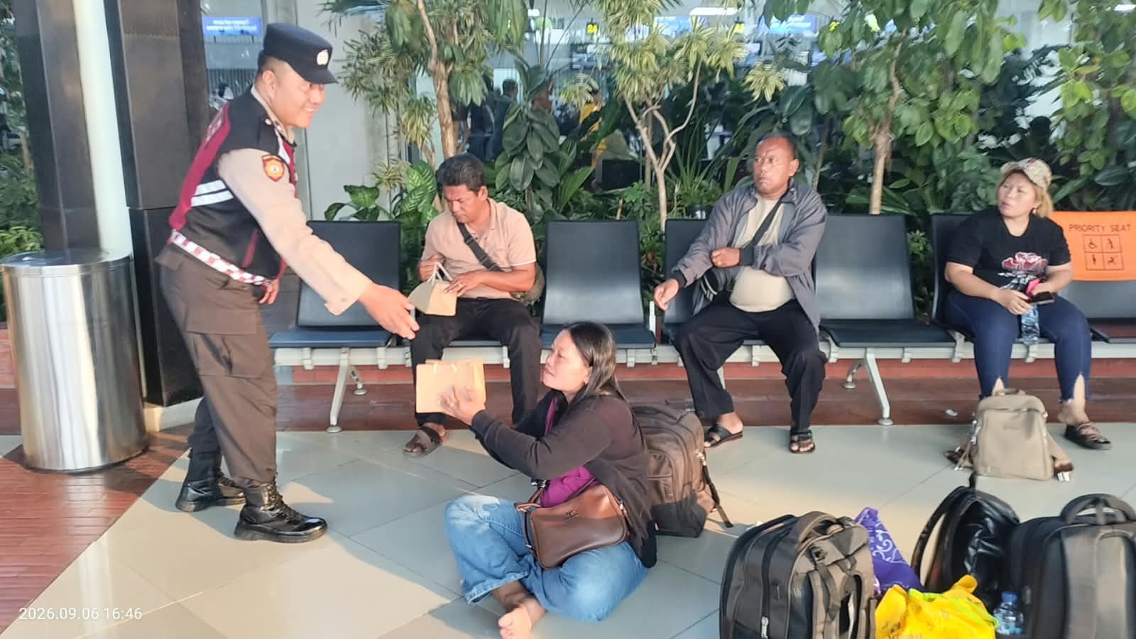 Polisi Beri Layanan Kesehatan dan Bagikan Masker kepada Pengguna Jasa Bandara Soetta
