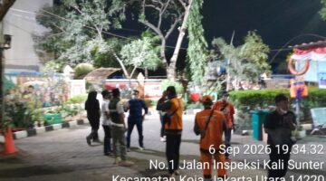 Satpol PP Koja Bagikan 250 Masker di Tengah Kekhawatiran Abu Vulkanik