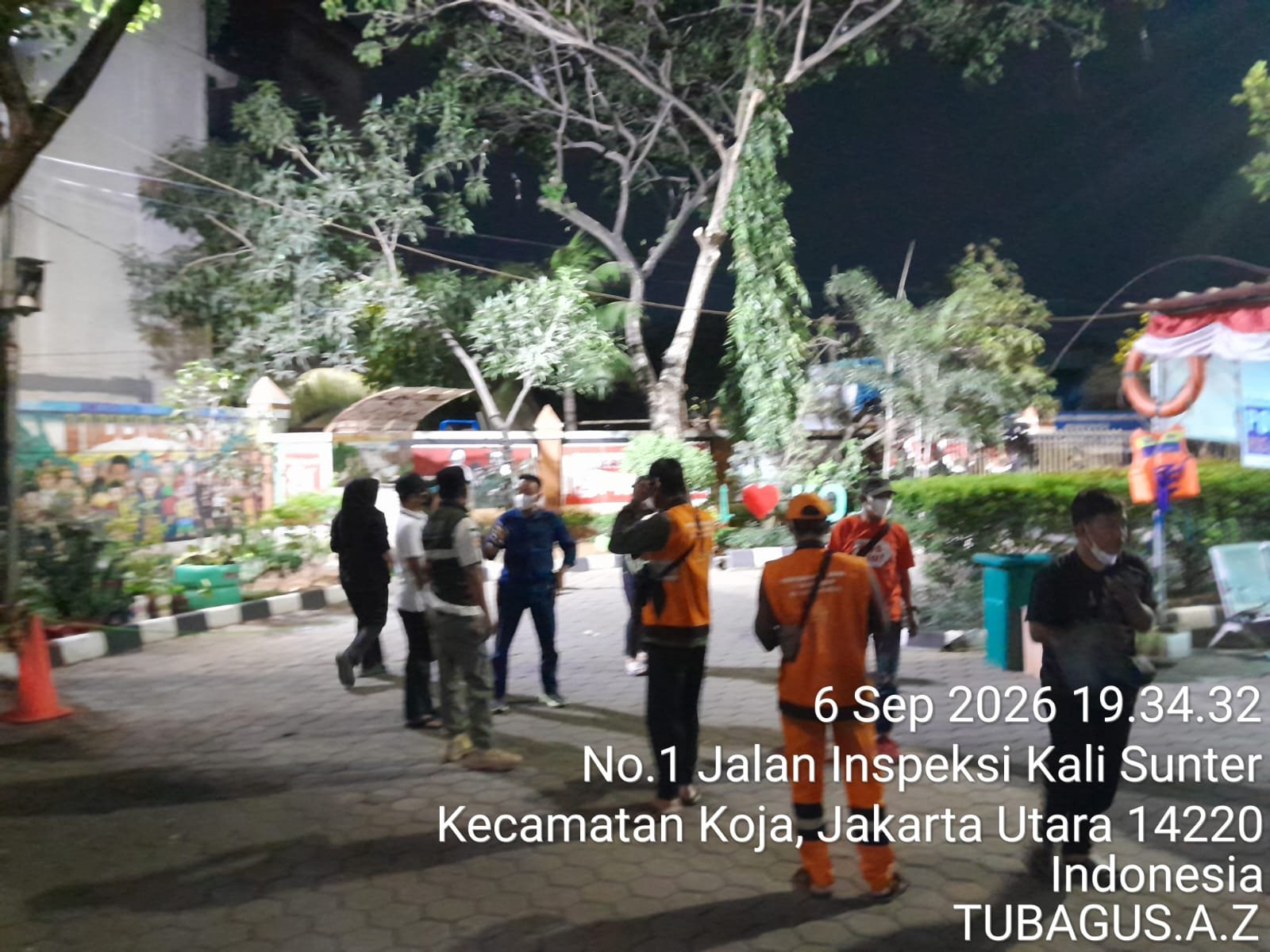 Satpol PP Koja Bagikan 250 Masker di Tengah Kekhawatiran Abu Vulkanik
