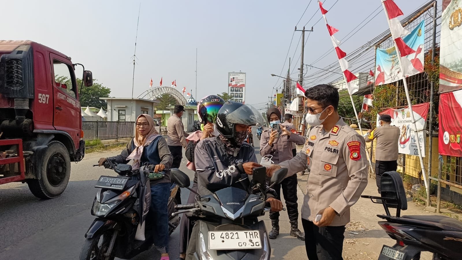 Bukti Polisi Peduli Masyarakat, Polsek Teluknaga Bagikan Masker Gratis