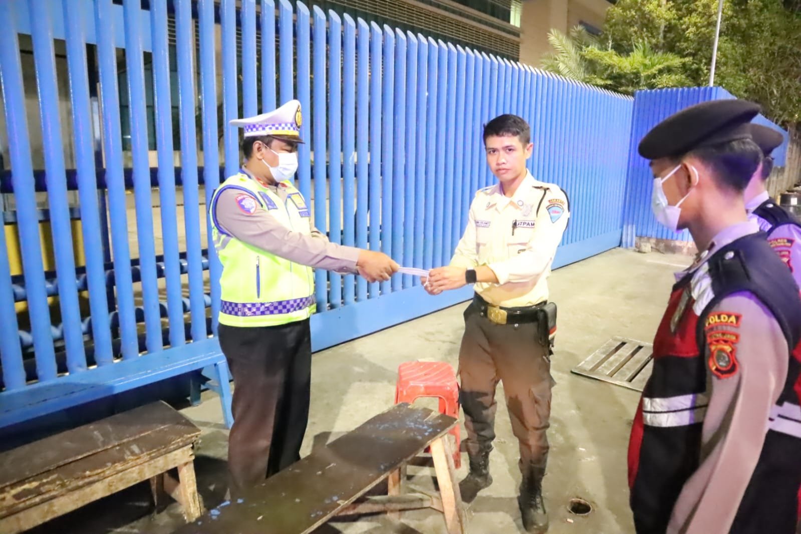 Patroli Jaga Jakarta Jaga Priok di Pelabuhan Sambil Bagikan Masker