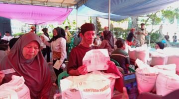 Penyaluran Bantuan Pangan Bulog di Kelurahan Penjaringan Berjalan Tertib dan Kondusif