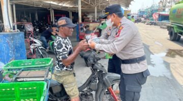 Antisipasi Dampak Erupsi Gunung Krakatau, Polsek Sunda Kelapa, Bagikan 250 Masker kepada Nelayan