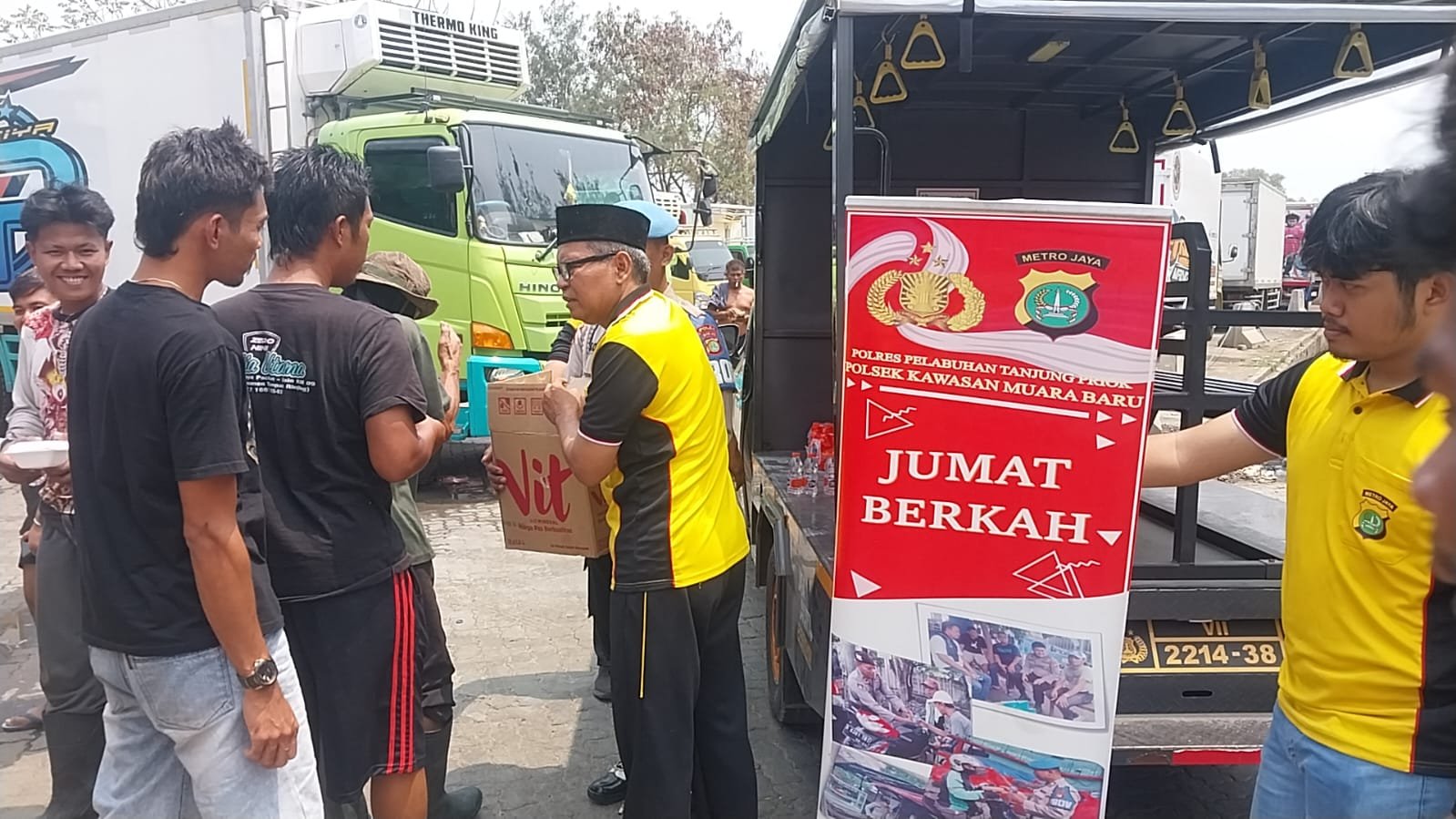 Jumat Peduli, Polsek Kawasan Muara Baru Bagikan Nasi Siap Saji kepada Masyarakat