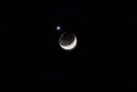 POTRET - penampakan langit malam pada Senin (14/9) terlihat Planet Venus berdekatan dengan Bulan Sabit atau biasa disebut fenomena Okultasi Venus. (Foto: Suara Realitas).