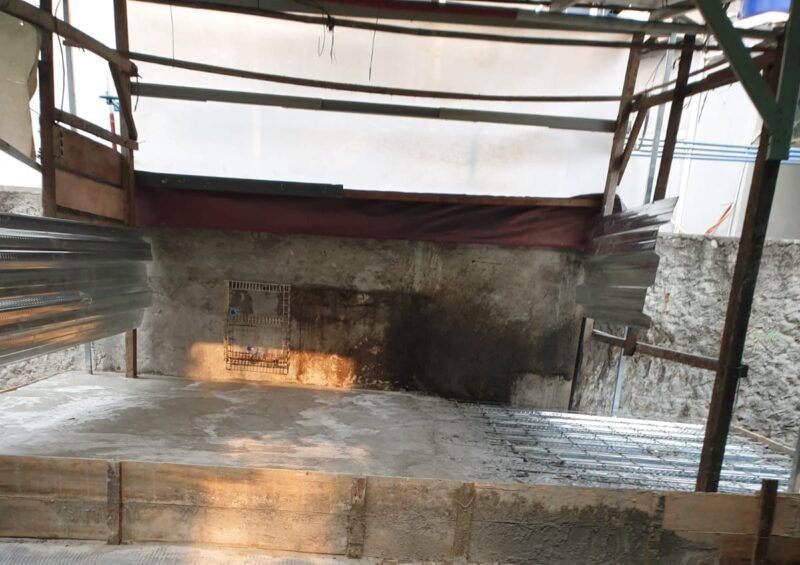 POTRET - pembangunan inrit Kali Gendong dan Rumah 3 Lantai di Jatipulo disorot, warga pertanyakan pengawasan Pemkot Jakbar. (Foto: Istimewa).