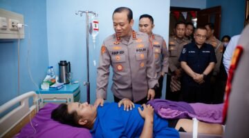 Menguatkan Anggota yang Terluka, Kapolda Metro Jaya Kunjungi RS Polri