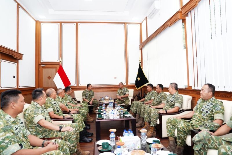 Pangkogabwilhan II Marsekal Madya TNI Muzafar, S.Sos., M.M., bersama Pejabat Utama Kogabwilhan II melaksanakan kunjungan kerja ke Markas Kodam VI/Mulawarman