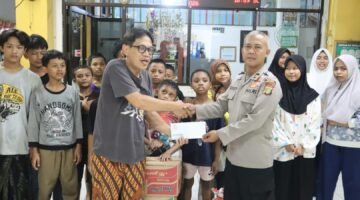 Polri Ulurkan Tangan Untuk Sesama, Bakti Sosial di Panti Asuhan Yatim Piatu Nuruz Zahroh