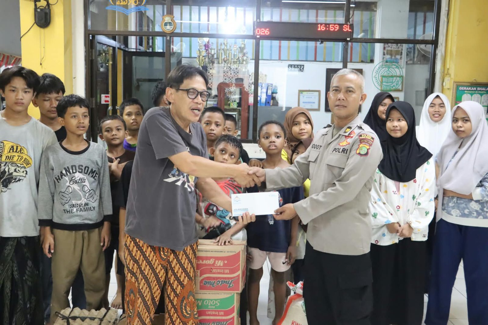 Polri Ulurkan Tangan Untuk Sesama, Bakti Sosial di Panti Asuhan Yatim Piatu Nuruz Zahroh