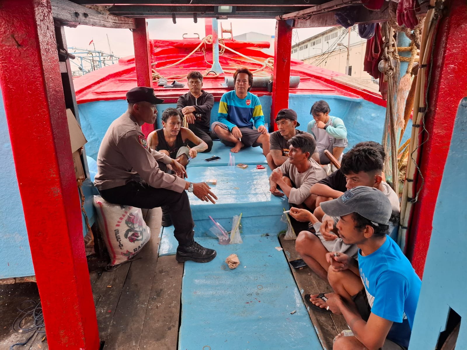 Polres Pelabuhan Tanjung Priok Tingkatkan Harkamtibmas, Polisi Sambangi ABK di Pelabuhan Muara Angke