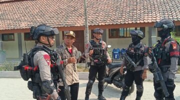 Brimob Polda Metro Jaya Patroli ke TPS Jaga Kamtibmas Pilkades di Bekasi