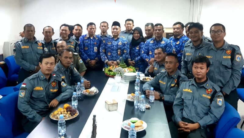 POTRET - latihan 14 hari berbuah predikat Juara 1, Satpol PP Jakarta Utara mengungkapkan rasa syukur atas prestasi Satlinmas Jakut usai menyabet gelar PBB tingkat DKI dengan tasyakuran. (Foto: Istimewa).