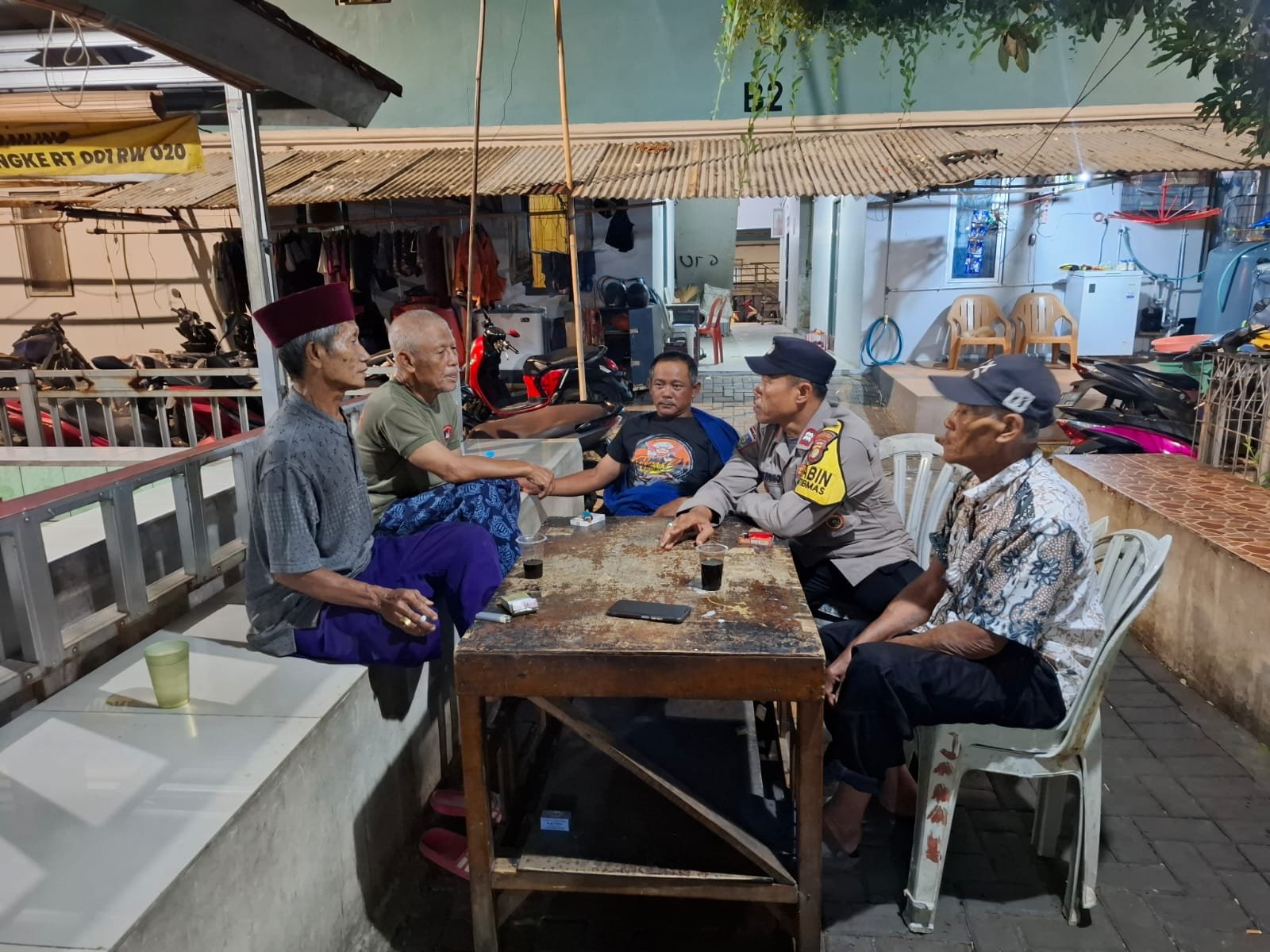 Bhabinkamtibmas Muara Angke Sambang Satkamling Warga dan Sampaikan Pesan Kamtibmas