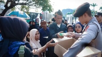 Pelayanan Humanis, Polisi Berbagi Roti dan Air di Tengah Aksi