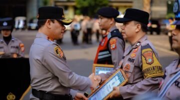 Kapolda Metro Jaya Berikan Penghargaan kepada Tiga Anggota yang Berdedikasi Bantu Masyarakat